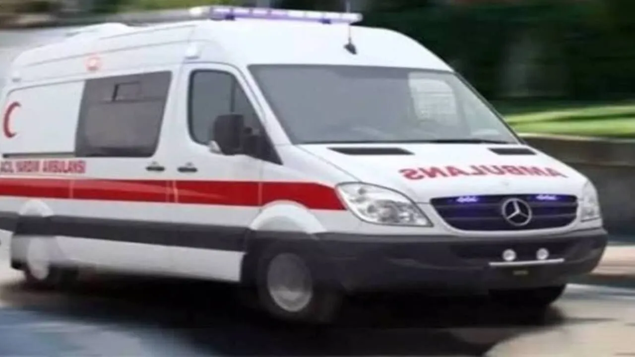 MİNİBÜS TIRIN ALTINA GİRDİ, 5 YARALI
